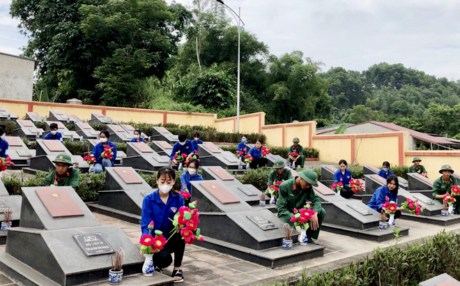 Tuổi trẻ Yên Bình chăm sóc các phần mộ tại Nghĩa trang Liệt sĩ huyện.